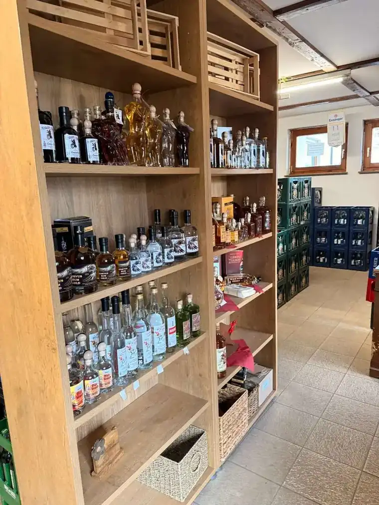 Regal mit Bränden, Rum und Whisky