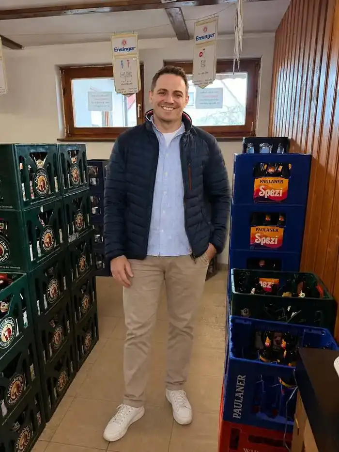 Steffen Klein zwischen den Bierkisten