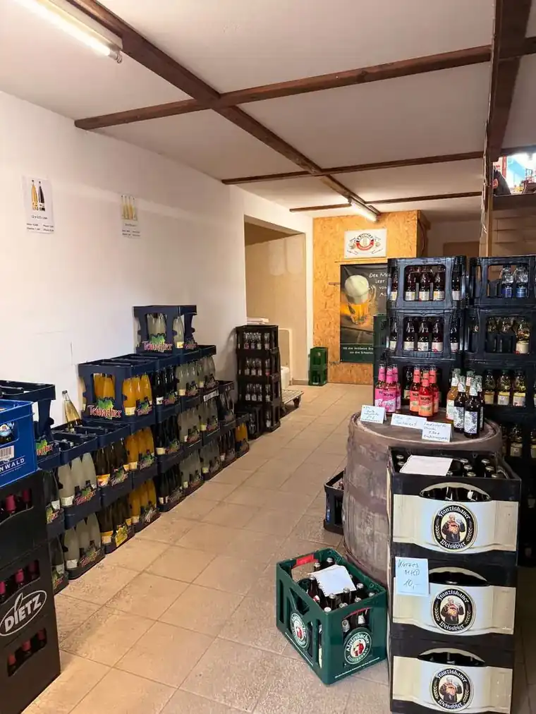 Weinschorlen und Kisten im Markt